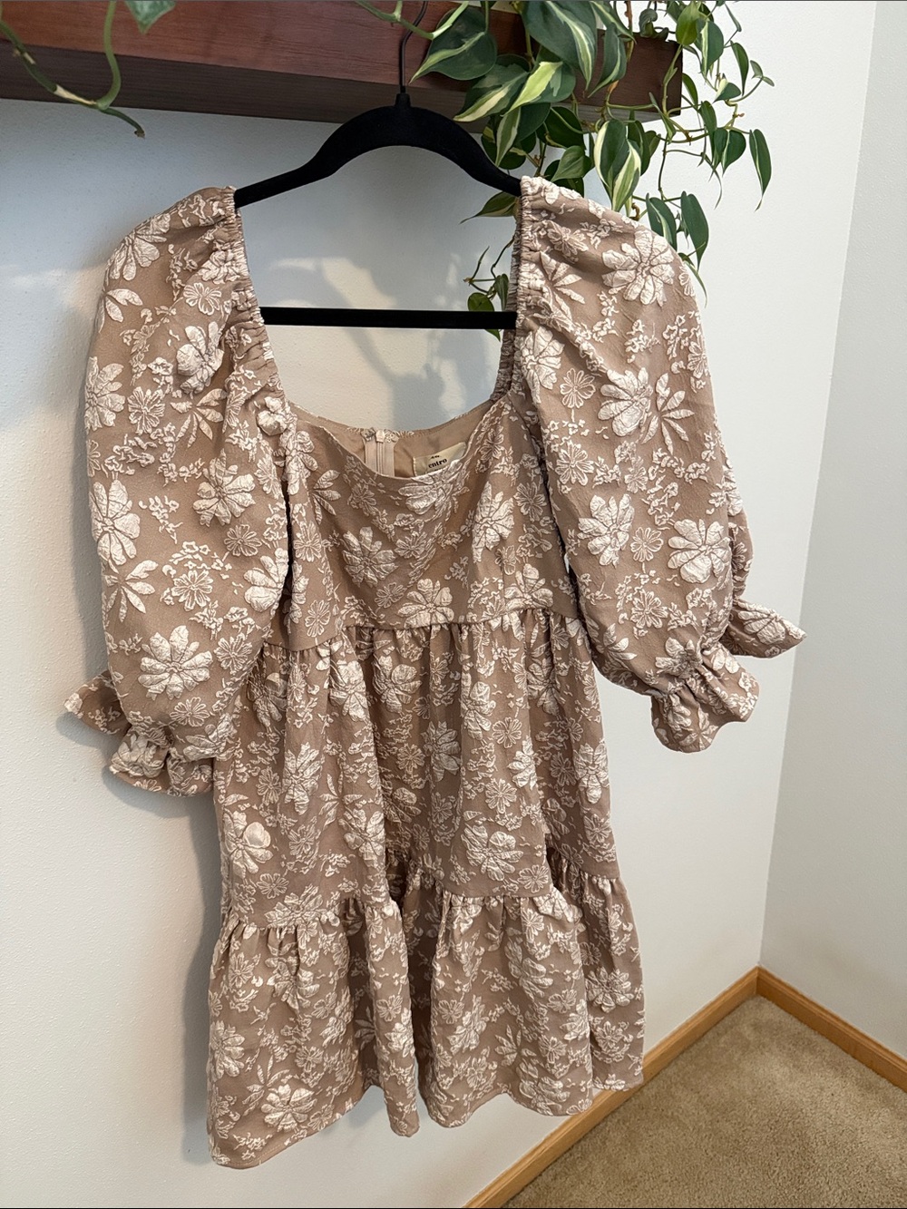 entro Taupe Floral Puff-Sleeve Tiered Mini Dress